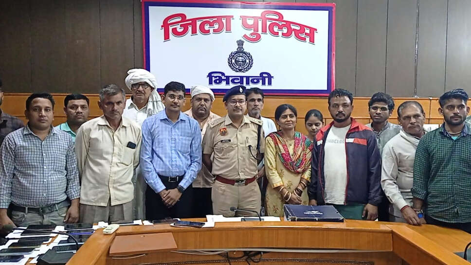 &nbsp;33 गुम हुए मोबाइल फोनों को उनके मालिकों को सौंपा गया - एसपी वरुण सिंगला