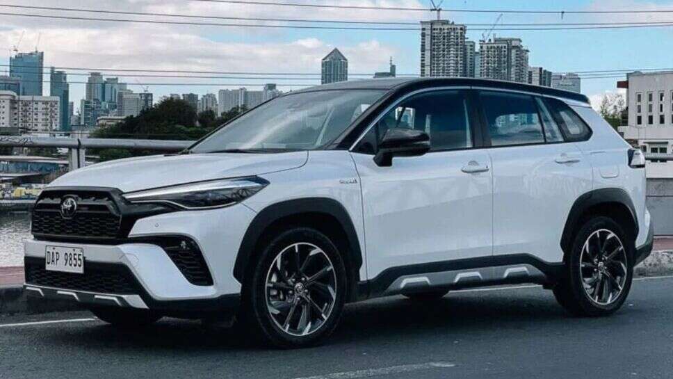Toyota Corolla Cross: महिंद्रा XUV700 को टक्कर देने आ गई टोयोटा की ये गजब कार, जानें कीमत और फिचर्स