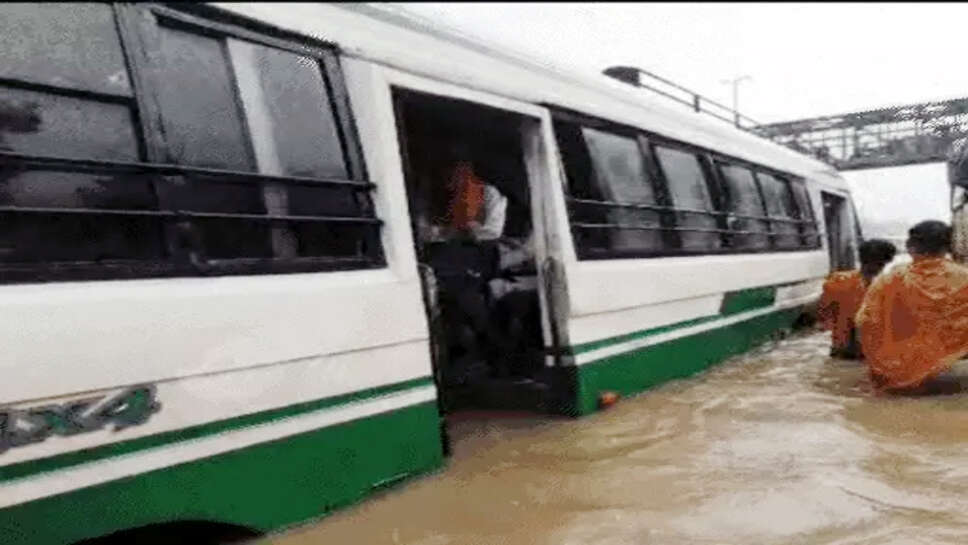 गुरुग्राम: बारिश के पानी में डूबी बस