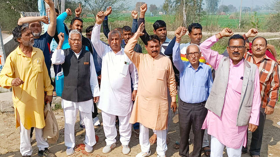 भिवानी: पेयजल की समुचित व्यवस्था को लेकर सडक़ों पर उतरे लाईन पार क्षेत्र के नागरिक