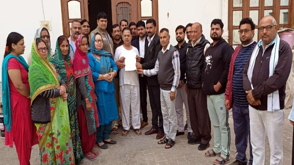 मोबाईल टॉवर के विरोध में विधायक से मिले क्षेत्रवासी, सौंपा मांगपत्र