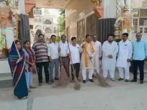 भिवानी: भाजपा नेताओं ने 5 मिनट में की शहर की सडक़े चकाचक