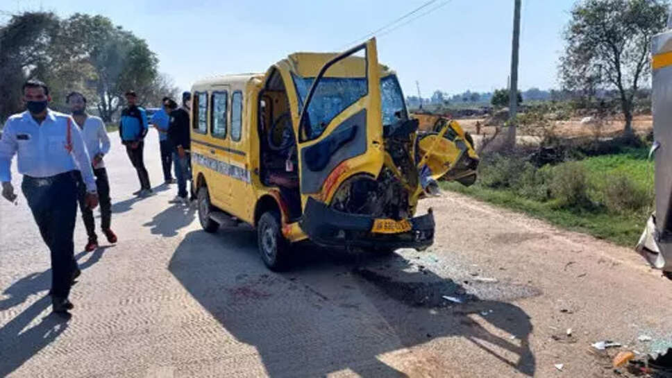 स्कूल वैन और कैंटर की भिड़ंत, कई बच्चे घायल, सड़क पर मची चीख पुकार