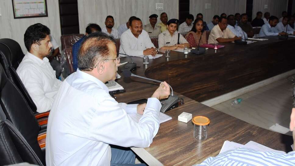 बाढ़ जैसे हालातों का सामना करने के लिए भी प्रशासन अपनी तैयारी रखें: डीसी