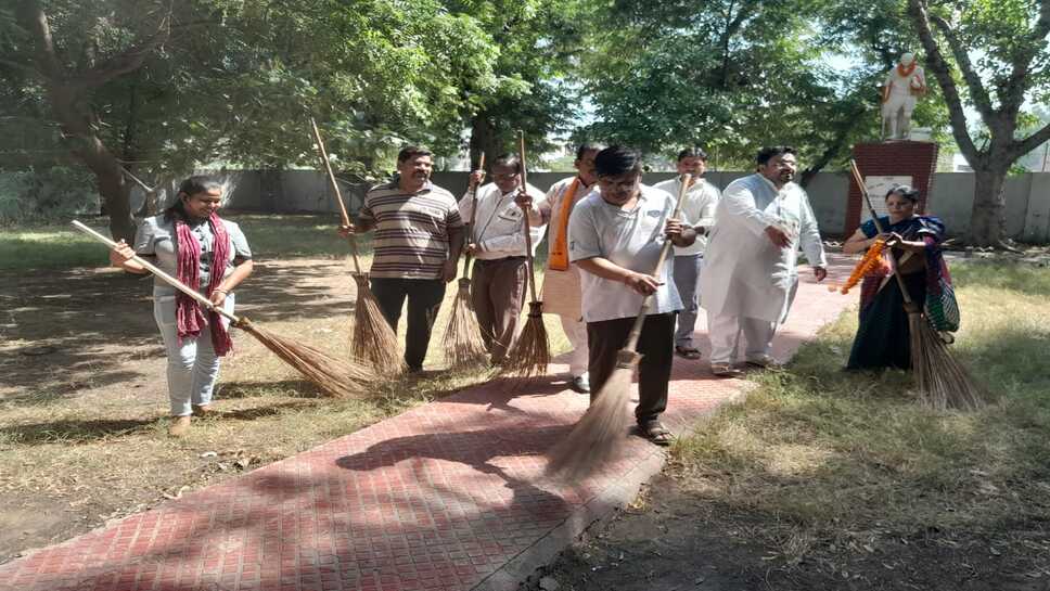 भिवानी: भाजपा नेताओं ने 5 मिनट में की शहर की सडक़े चकाचक