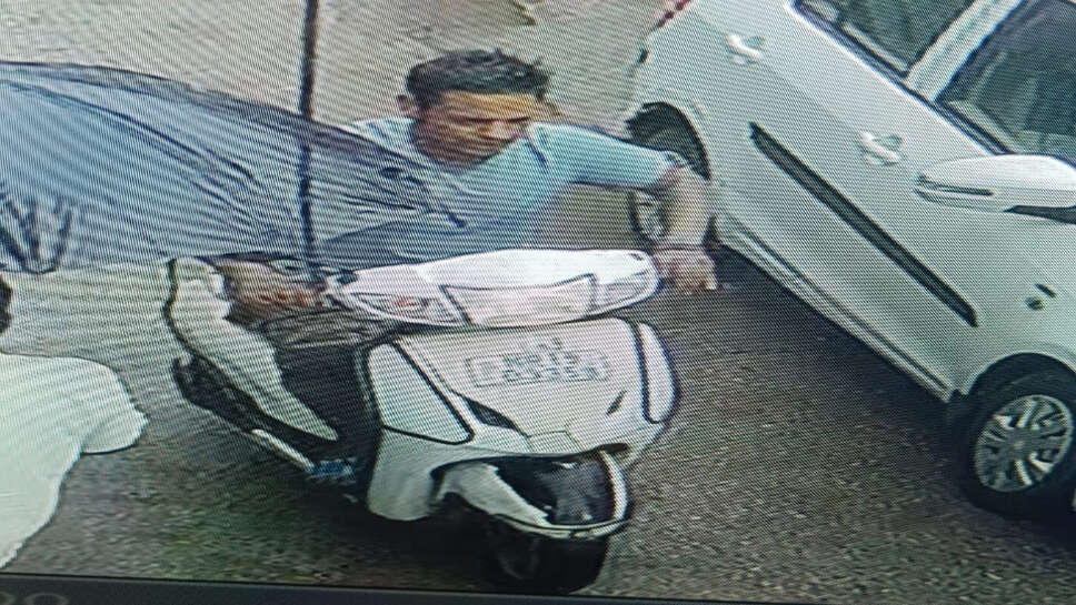 भिवानी: युवक बुजुर्ग की हेल्प के बहाने एक्टिवा लेकर फरार, सीसीटीवी में कैद