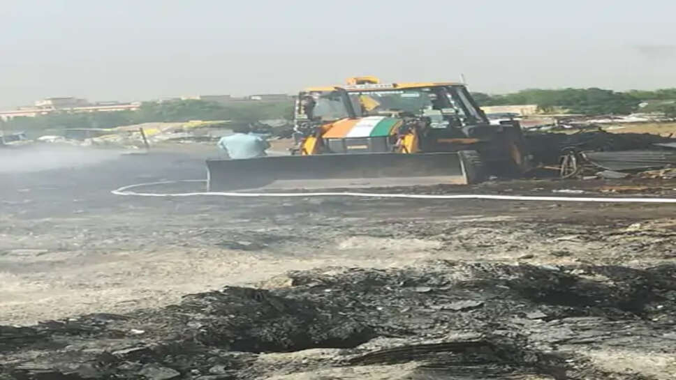 मानेसर में लगी भीषण आग:30 एकड़ में बनी झुग्गियां और कबाड़ जलकर राख; एक की लाश मिली