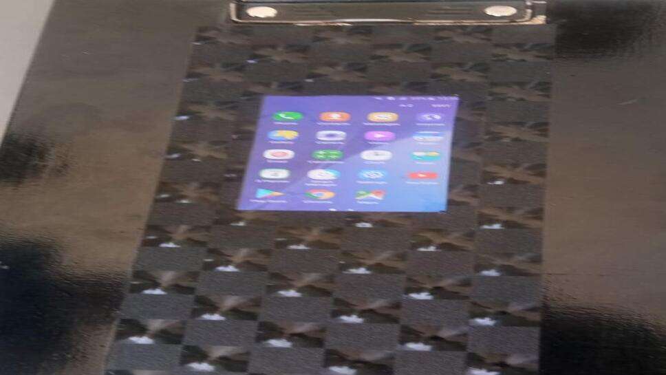 क्लिपबोर्ड में मोबाइल फिट कर नकल:बोर्ड स्पेशल फ्लाइंग ने फतेहाबाद के गांव भूथन में पकड़ा नकलची