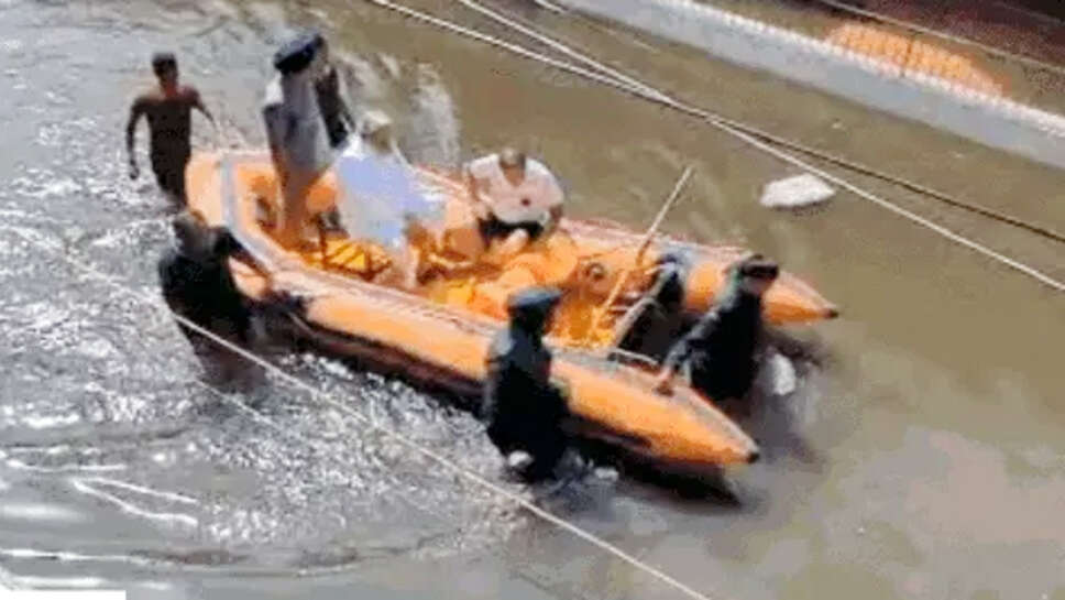 यमुना का पानी गांवों में घुसा,आर्मी ने 731 छात्राएं रेस्क्यू की