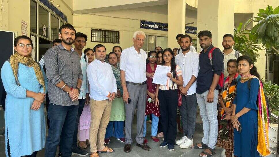 परीक्षा देने के बावजूद भी सीबीएलयू ने परीक्षा परिणाम में विद्यार्थियों को दिखाया अनुपस्थित