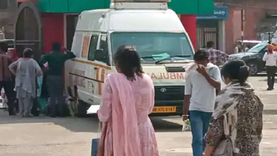 सरकारी स्कूल का लेंटर गिरा:नीचे दबने से 3 मजदूरों को आई चोटें