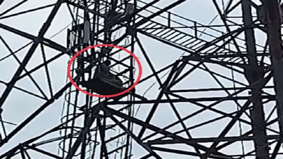 भाई नहीं दे रहे खेत में रास्ता,  टावर पर चढ़ा किसान