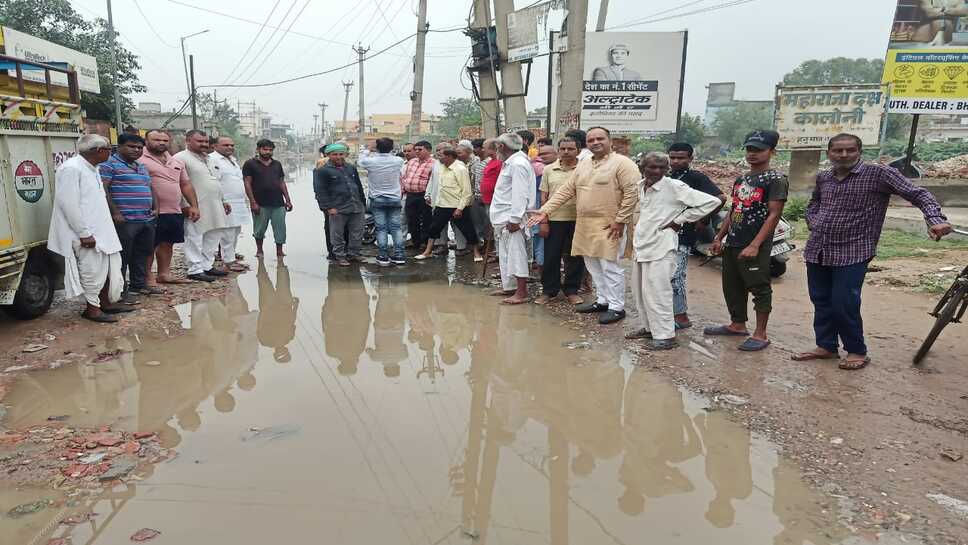 भिवानी: क्षेत्रवासियों की समस्याओं के समाधान की मांग को लेकर डीसी व एडीसी दरबार पहुंचे पार्षद