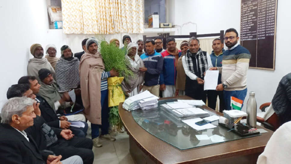 भिवानी: खराब हुई सरसों लेकर लघु सचिवालय पहुंचे किसान