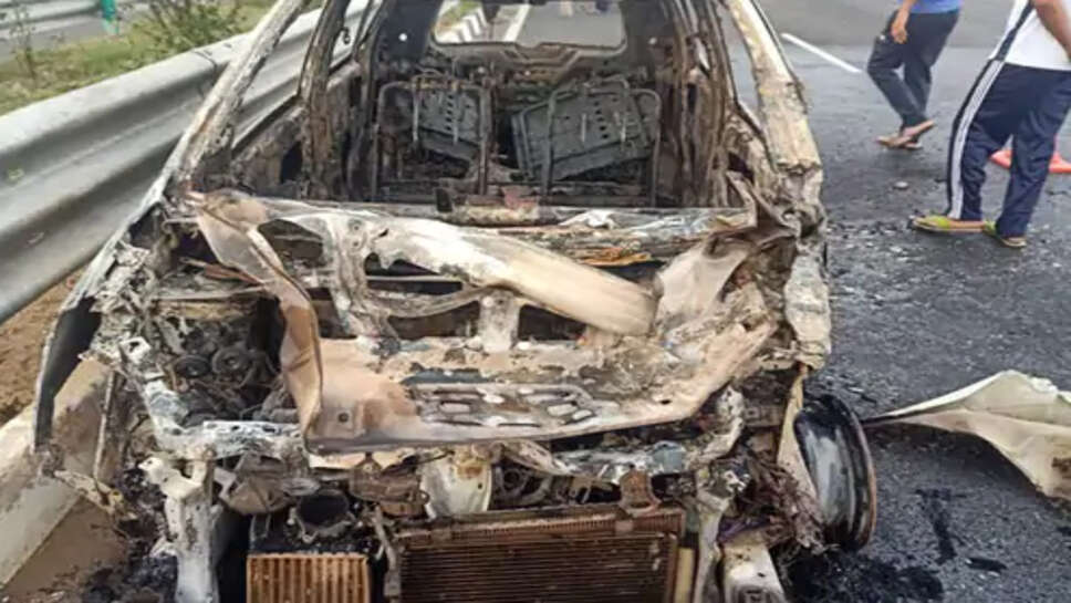 कार में जिंदा जली गर्भवती महिला