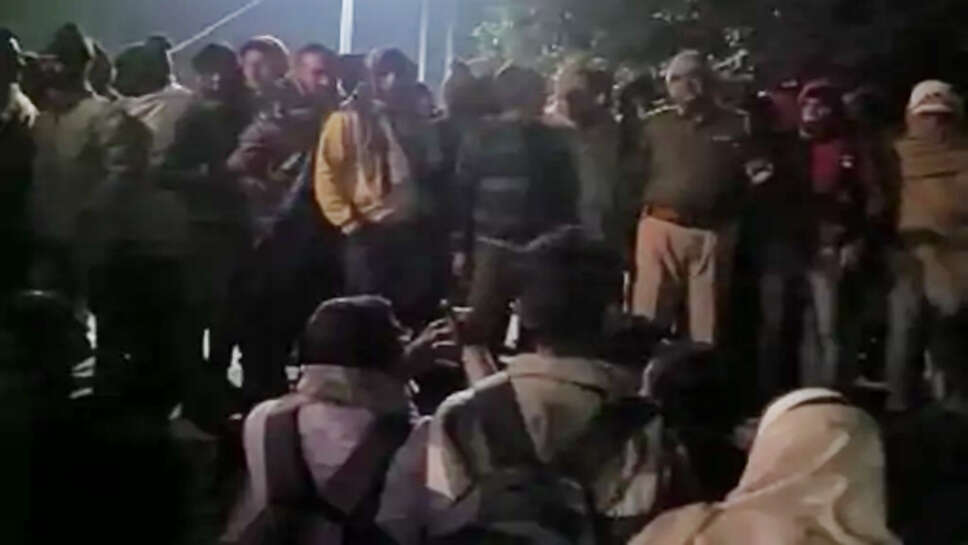 रोहतक में लोगों ने ट्रेन रोकी, लोकल स्टेशनों पर रोकने की मांग