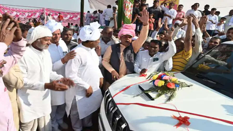 चुनाव हारे उम्मीदवार का सम्मान:ग्रामीणों ने 2.11 करोड़ कैश व गाड़ी देकर किया सम्मान