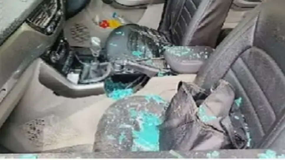 फेल होने पर छात्र ने प्रिंसिपल की गाड़ी के शीशे तोड़े