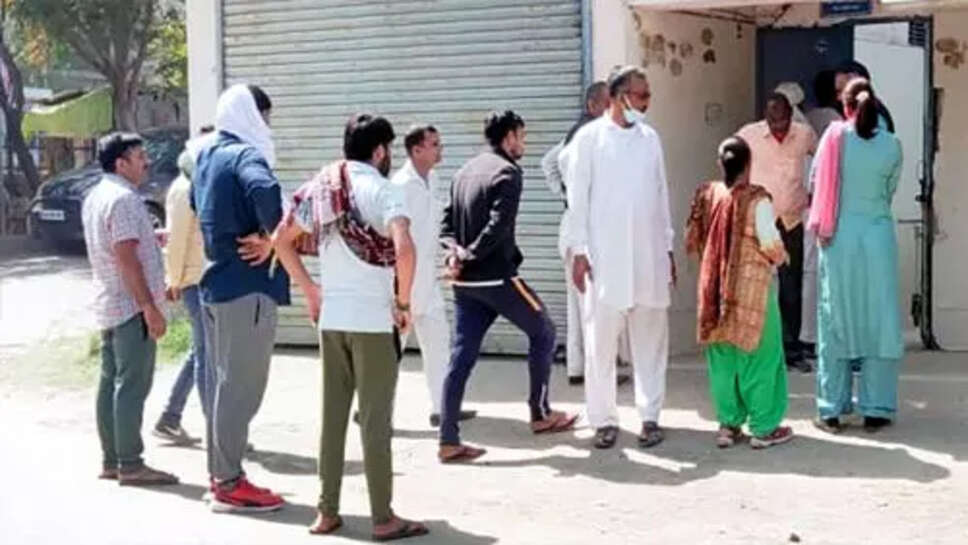 कार की टक्कर से बेरी-बहादुरगढ़ मार्ग पर बाइक सवार दो दोस्तों की मौत