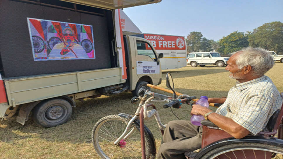 ग्रामीणों ने एलईडी वैन से बड़ी गौर से सुना प्रधानमंत्री और मुख्यमंत्री का संदेश