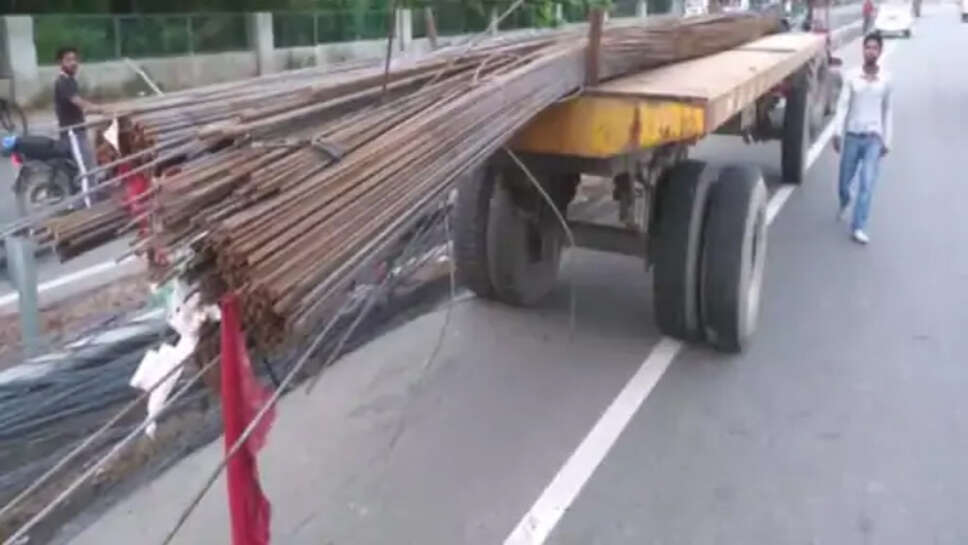 ट्रैक्टर-ट्रॉली में घुसी कार:2 लोगों के आरपार हुए लोहे के सरिये