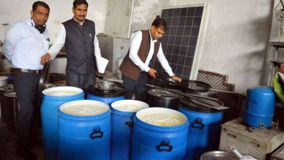 मुख्यमंत्री उड़नदस्ता और खाद्य सुरक्षा की टीम ने दूध डेयरियों पर मारा छापा