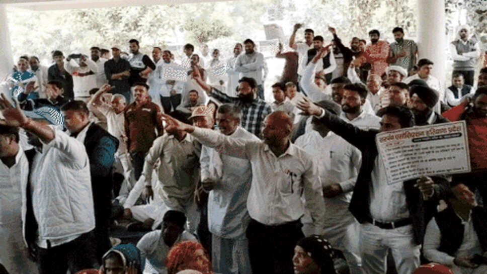 सरपंचों पर लाठी चार्ज, 50 से ज्यादा सरपंच हिरासत में