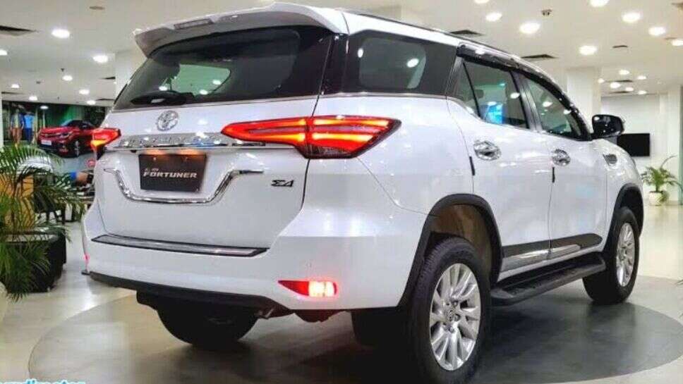 Toyota Fortuner 2024: महिंद्रा को पानी पिलाने आई नई टोयोटा फॉर्च्यूनर, जानें कीमत और फीचर्स