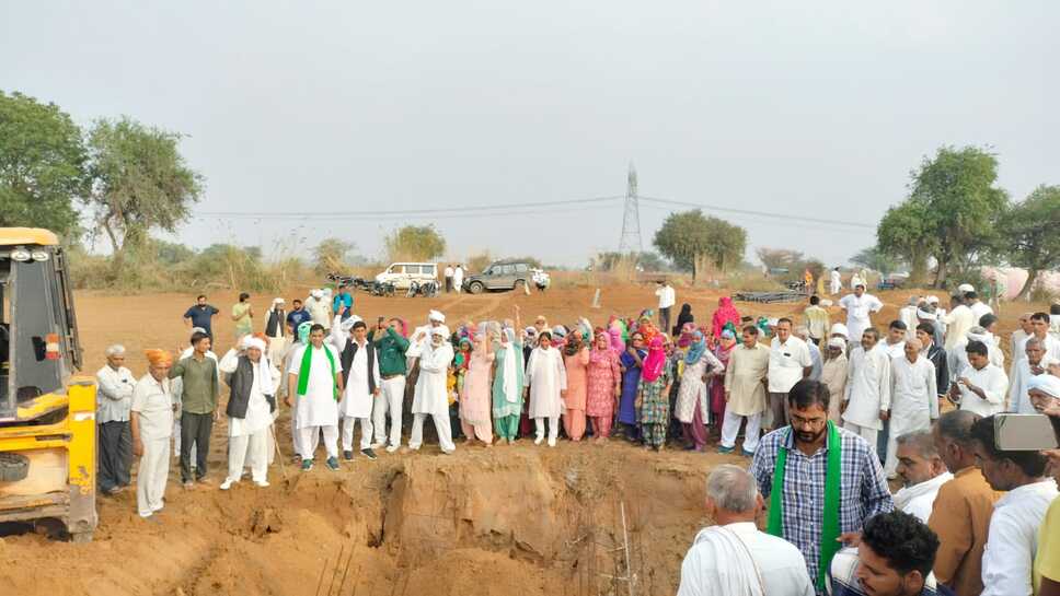 किसानों ने खेतों में टॉवर के लिए खोदे गए गड्ढों को भरा : राकेश आर्य
