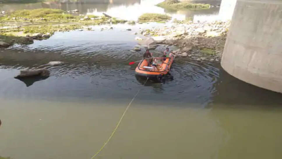 चंबल नदी में गिरी दूल्हे समेत बारातियों से भरी कार, 9 लोगों की मौत