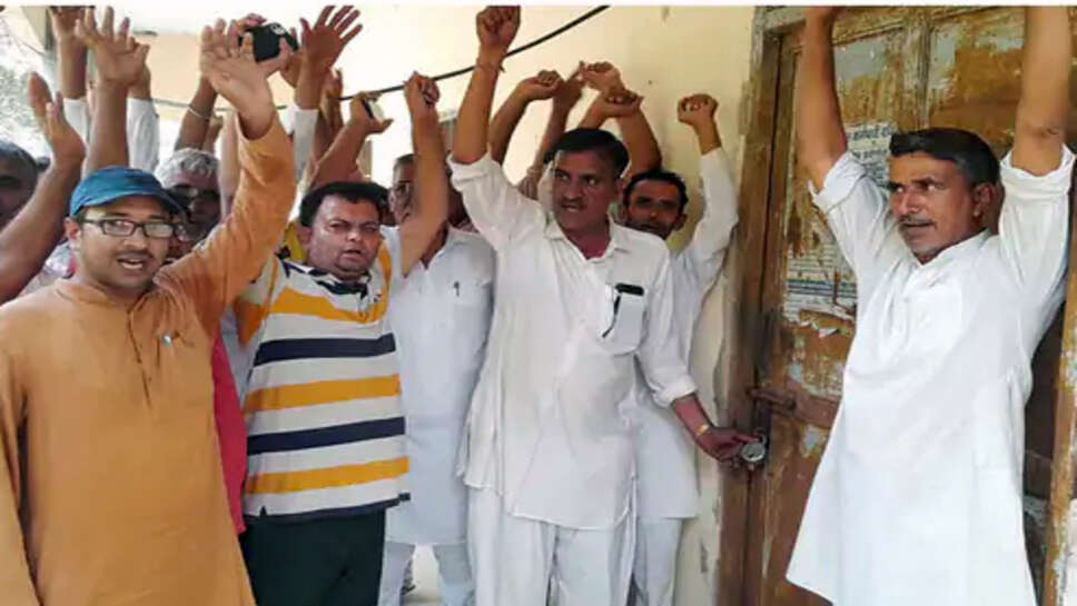 भिवानी : ग्रामीणों ने जलघर पर जड़ा ताला