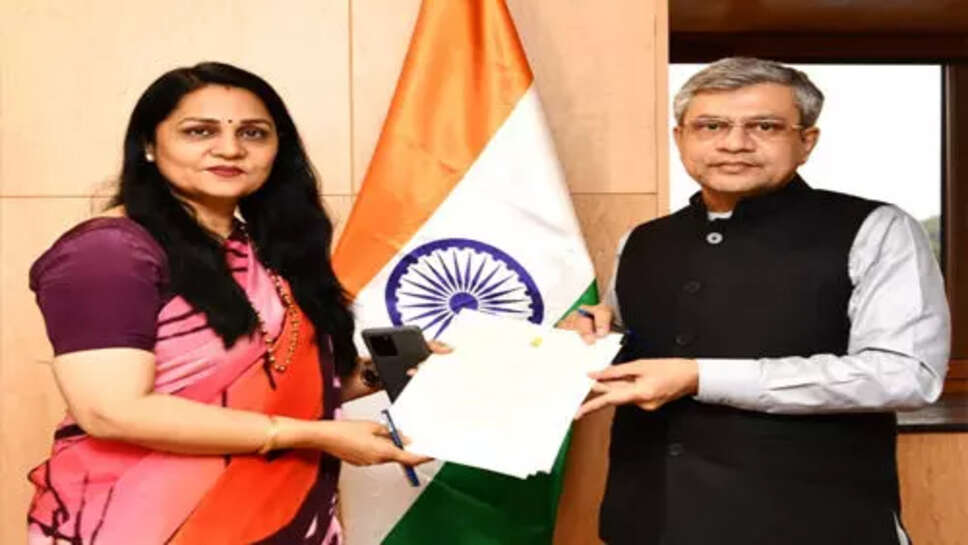 यात्रियों की समस्याओं को लेकर केंद्रीय रेल मंत्री अश्विनी वैष्णव से मिलीं सांसद सुनीता दुग्गल, मांग पत्र सौंपा