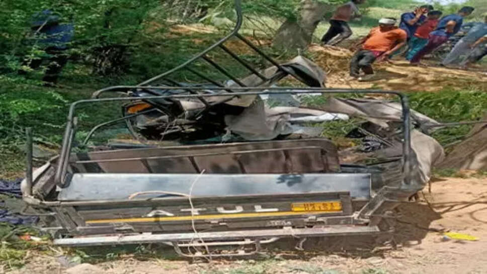 दादरी-रोहतक रोड पर प्राइवेट बस ने ऑटो में मारी टक्कर, महिला सहित दो की मौत, 6 घायल