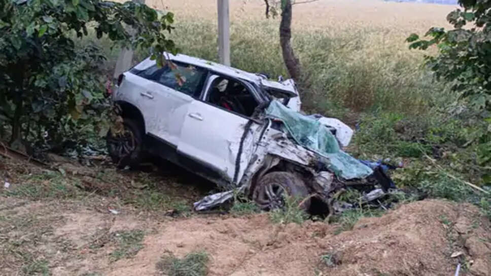 कार पेड़ से टकराई, 6 युवकों की मौत