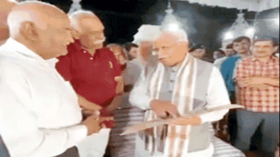 स्कूल टीचर को देख हरियाणा CM हुए भावुक