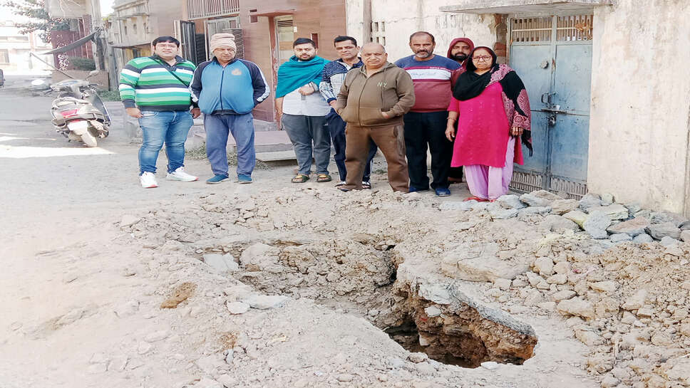 एक माह पहले खोदे गए गड्ढे को भरना भूले अधिकारी