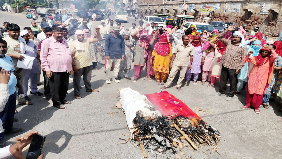 क्रमिक हड़ताल के 5वें दिन सफाई कर्मचारियों ने निकाली एडीसी व नप ईओ की शव यात्रा