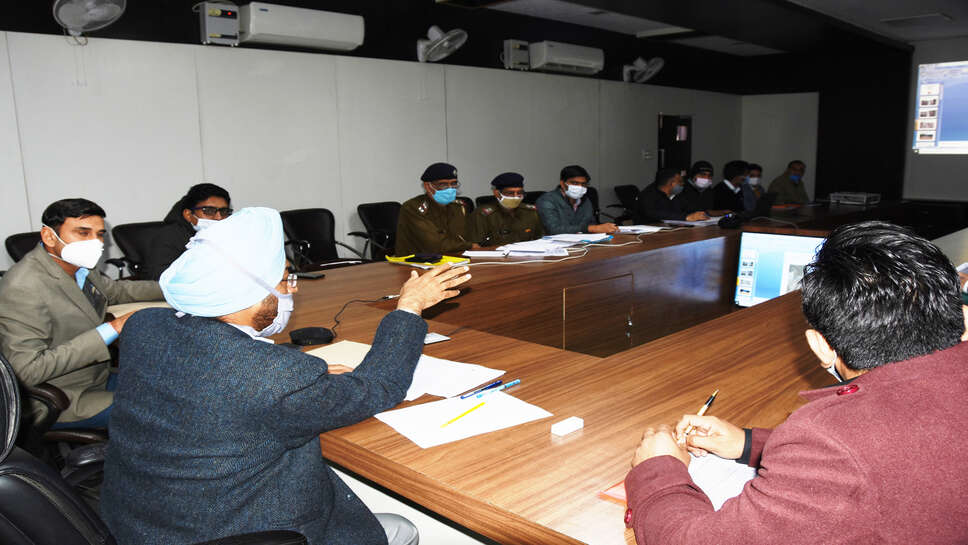 सडक़ हादसों की रोकथाम के लिए हर जरूरी कदम उठाएं जाएं: &nbsp;उपायुक्त आरएस ढिल्लो