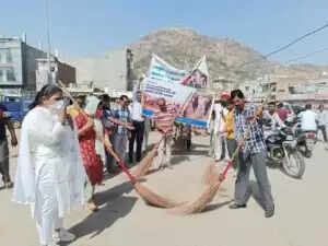 भिवानी: भाजपा नेताओं ने 5 मिनट में की शहर की सडक़े चकाचक