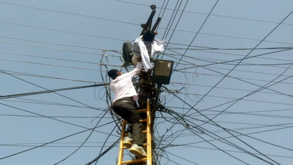चरखी दादरी में बिजली कर्मी को लगा करंट