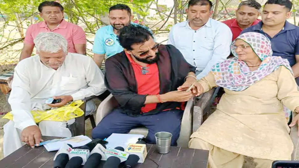 रोहतक में शहीद जवान के मां-बाप के छलके आंसू