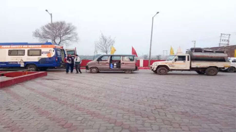 मिलावटखोरों के खिलाफ बड़ी कार्रवाई : सैंपल फेल आने पर यूपी से हरियाणा आ रहा 2200 लीटर दूध कराया नष्ट