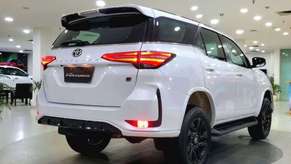 Toyota Fortuner 2024: महिंद्रा को पानी पिलाने आई नई टोयोटा फॉर्च्यूनर, जानें कीमत और फीचर्स