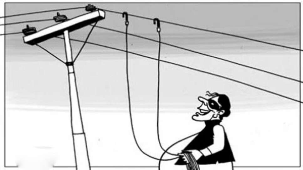 जिंदगी दांव पर लगाकर हाईटेंशन टावर से 1 टन लोहा किया चोरी