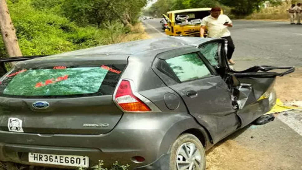 बैलनो कार और स्कूल वैन की टक्कर में दो लोगों की मौत, तीन की हालत गंभीर