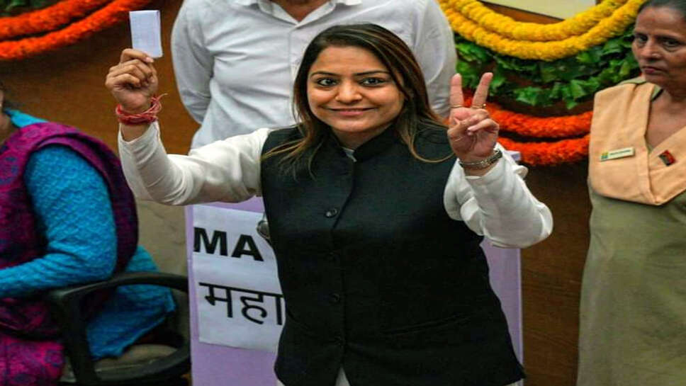 दिल्ली में पहली बार AAP का मेयर:शैली ओबेरॉय ने भाजपा की रेखा गुप्ता को हराया
