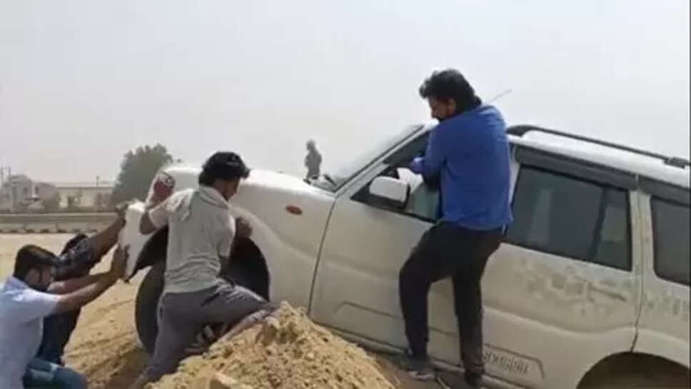 बाल-बाल बचे आप नेता नवीन जयहिंद, 152-डी नेशनल हाईवे पर अनियंत्रित हुई गाड़ी