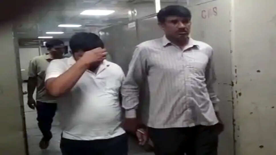 GST इंस्पेक्टर-ऑपरेटर 15 हजार लेते काबू