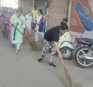 भिवानी: भाजपा नेताओं ने 5 मिनट में की शहर की सडक़े चकाचक