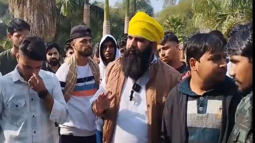 शारीरिक शोषण के आरोपी की सीबीएलयू में ज्वाइनिंग के विरोध में विफरे विद्यार्थी